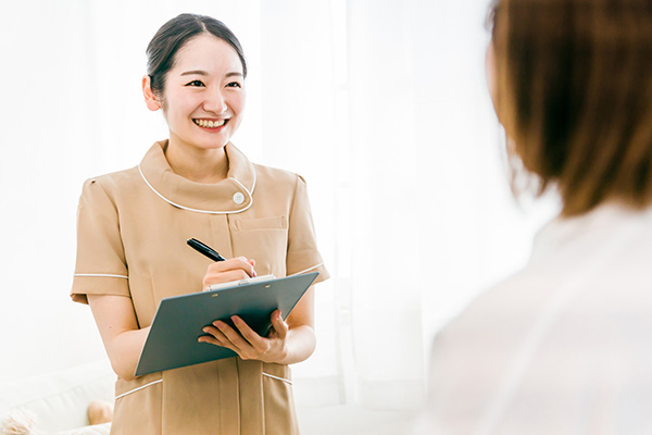 アイリストがお客様とカウンセリングをしているイメージ
